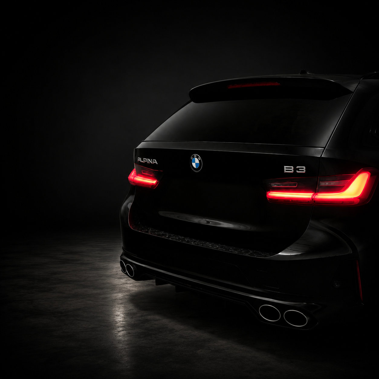 Schwarzer BMW Alpina B3 mit leuchtenden Rückleuchten