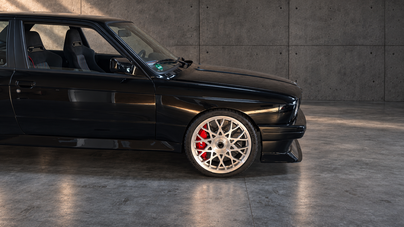 T21 Eigenbau-Rad und Carbon-Keramik-Bremse am BMW E30 M3 Restomod