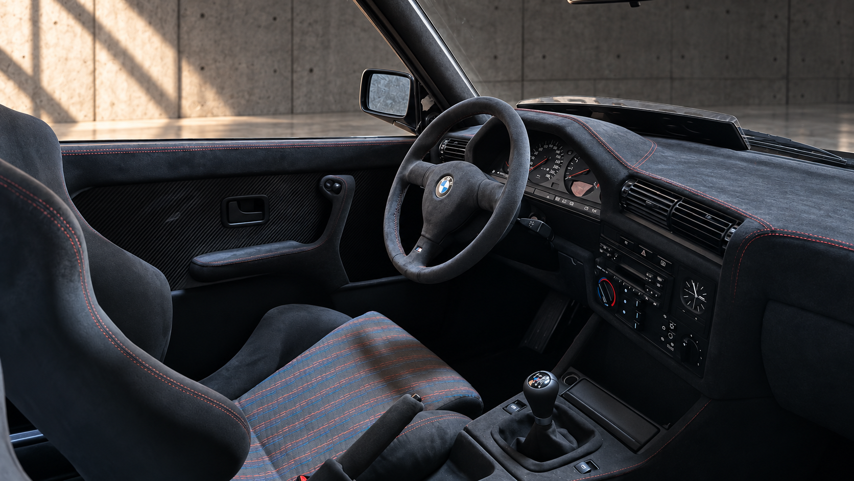Cockpit des BMW E30 M3 T21 Restomod mit Alcantara, manueller Schaltung und moderner Integration