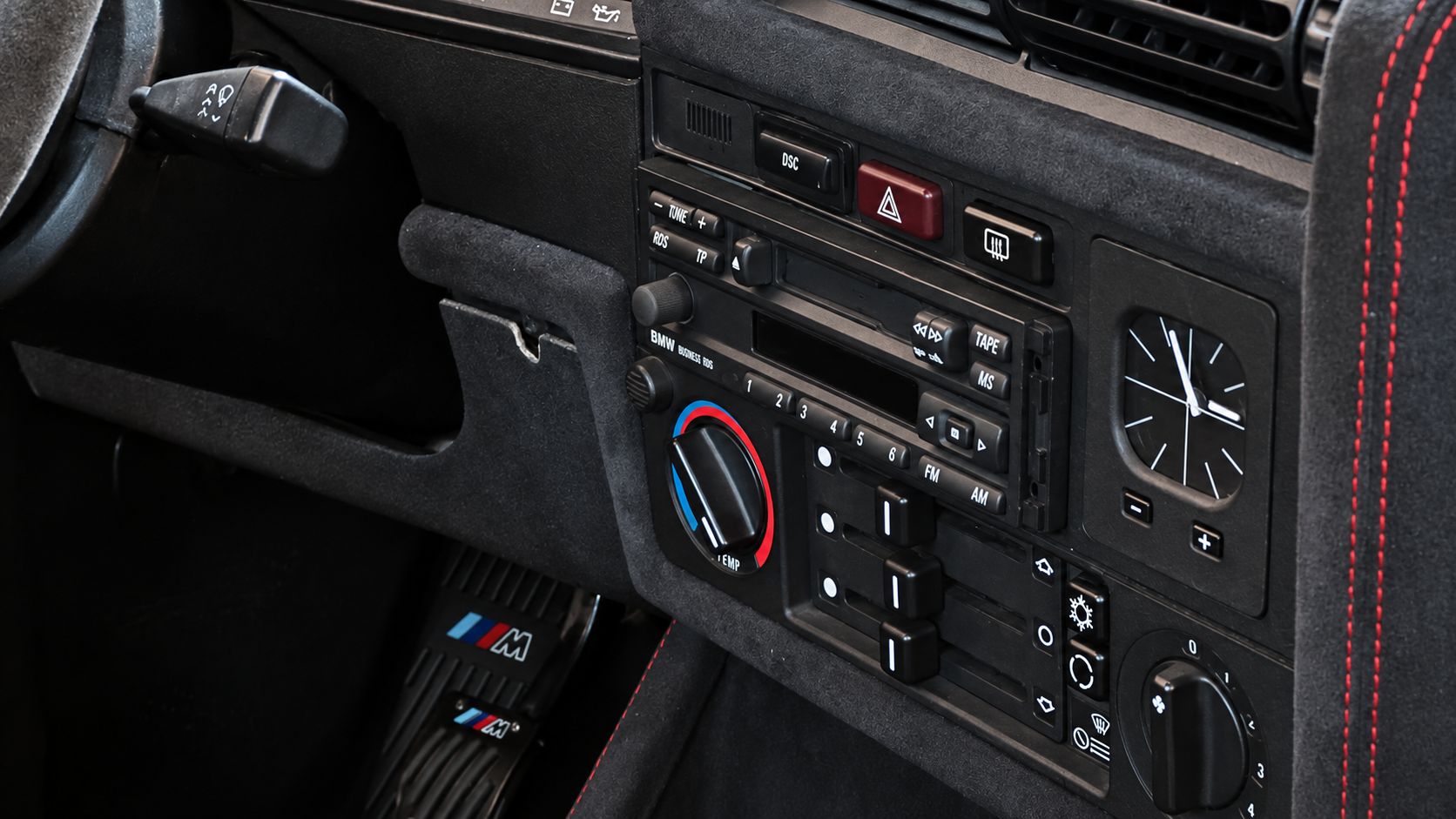 Mittelkonsole des BMW E30 M3 T21 Restomod mit zeitgenössischer Bedienoberfläche