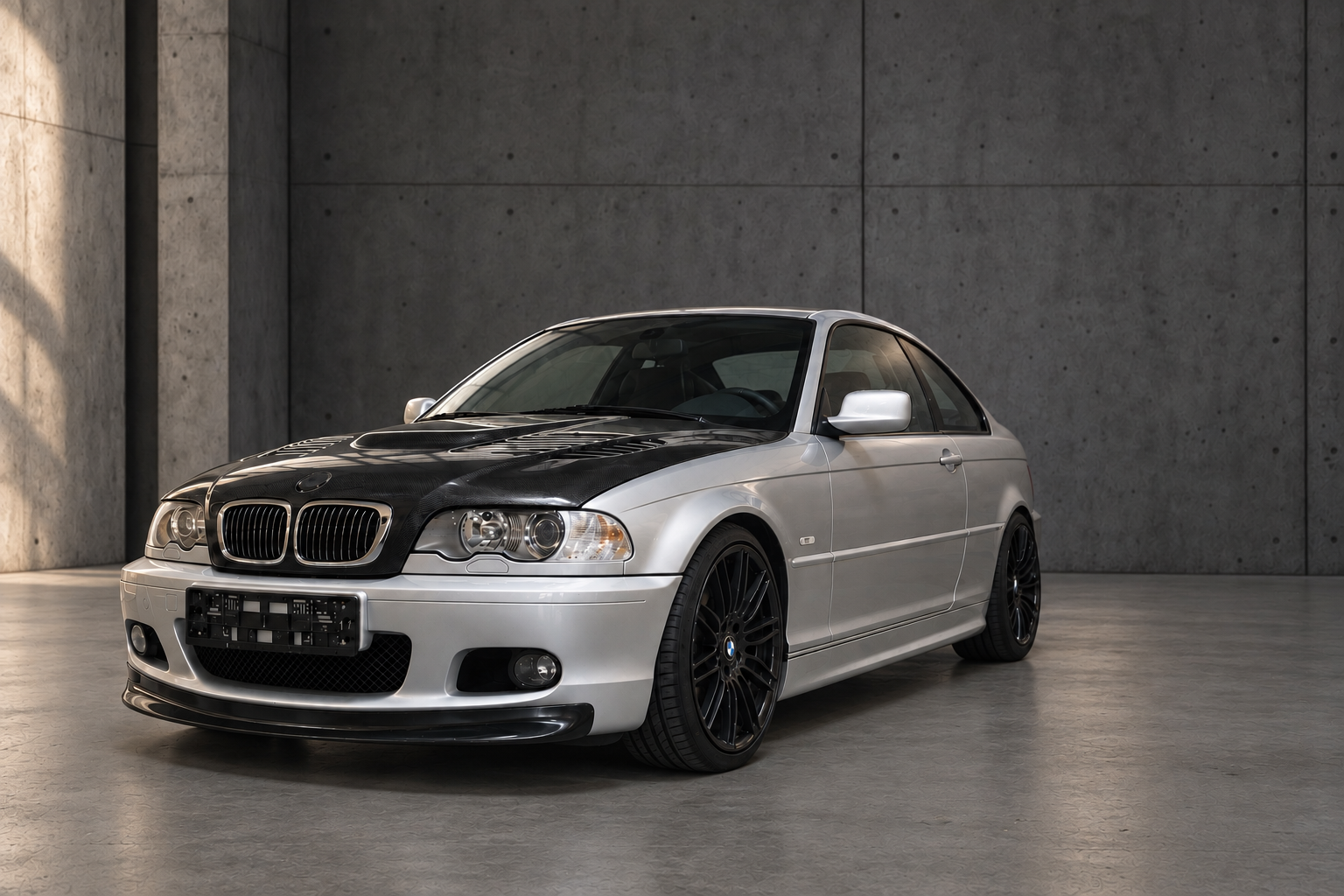 Silberner BMW E46 330Ci Signature Build von T21 mit Carbon-Motorhaube – redaktionell bearbeitetes Projektfoto