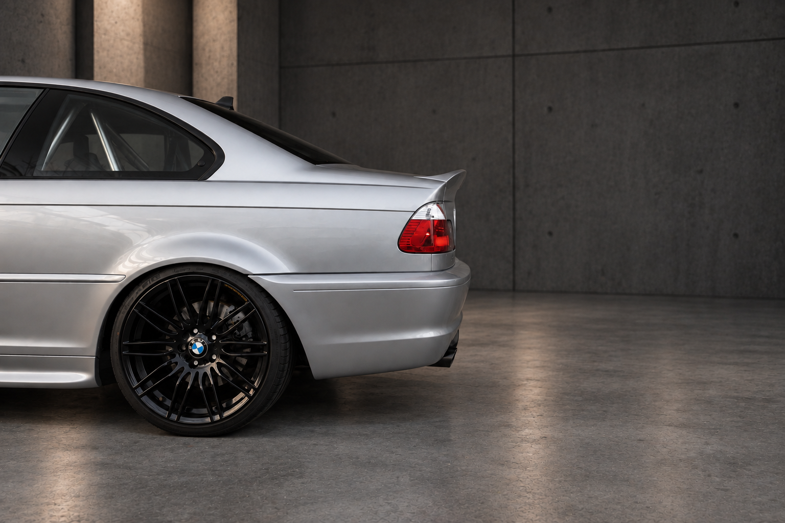 Heckansicht des silbernen BMW E46 330Ci