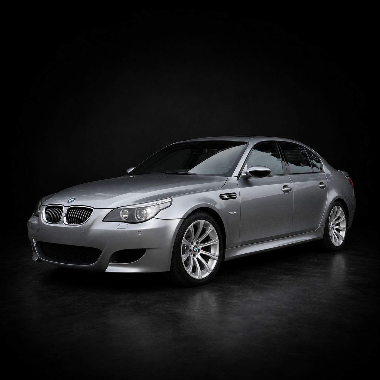 Silberner BMW E60 535d mit M5-Optik im dunklen Studio