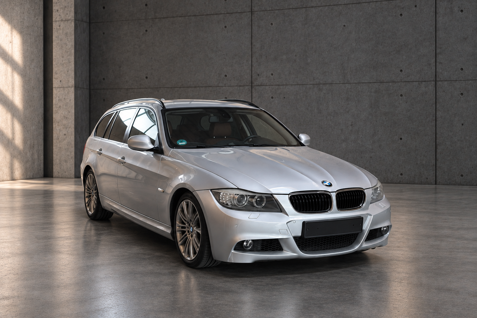 Silberner BMW E91 318d Touring im einheitlichen T21-Betonstudio