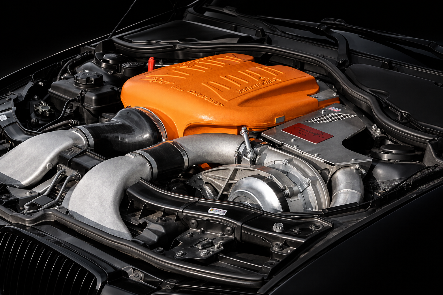 T21 ASA-Kompressorsystem mit orangefarbener Ansaugung im Motorraum eines BMW E92 M3