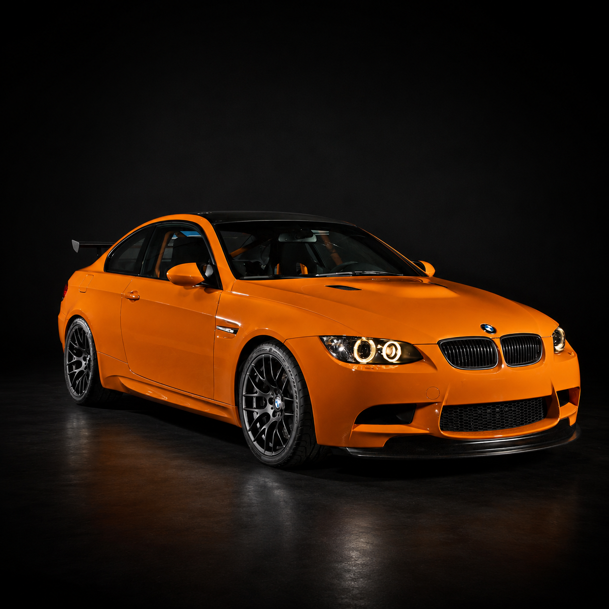 Oranger BMW E92 M3 GTS mit T21 Kompressor-Umbau im dunklen Studio