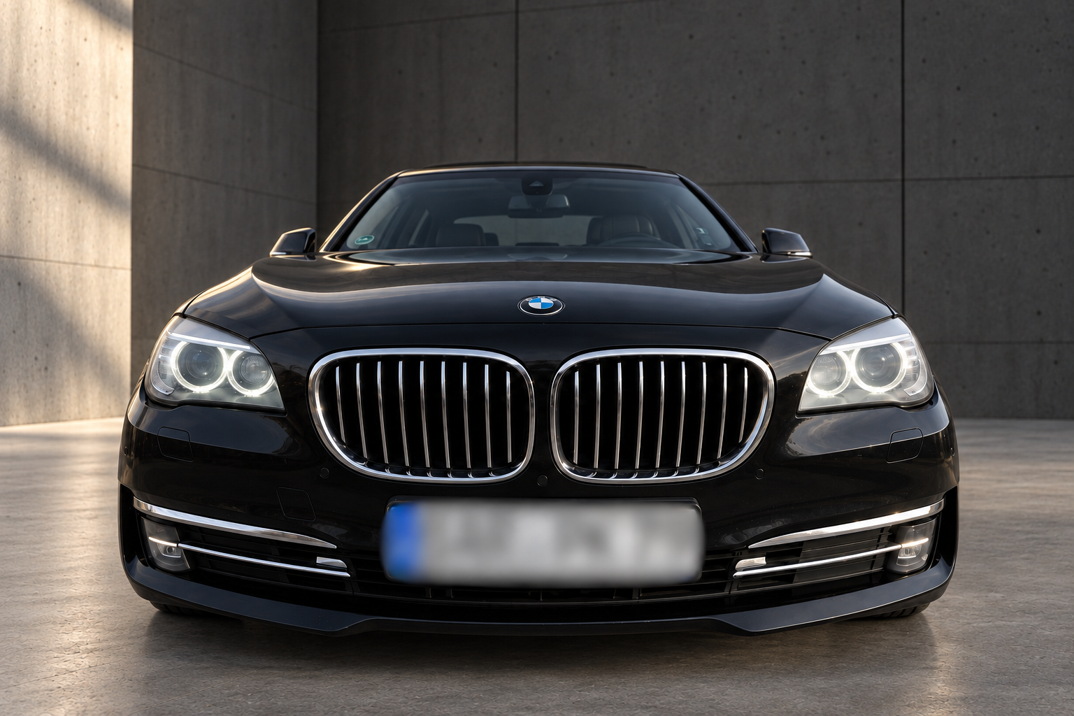 Frontansicht des schwarzen BMW F01 740d