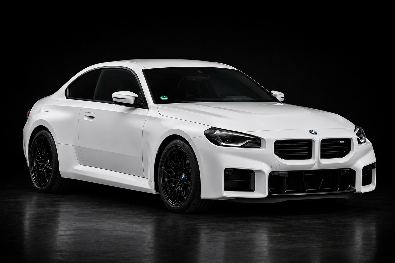 Weißer BMW G87 M2 mit T21 Leistungssteigerung im dunklen Studio